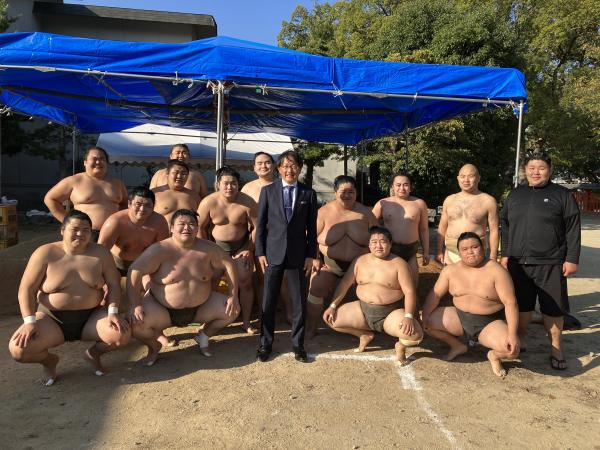 尾上部屋の力士の皆さんと安川町長の写真