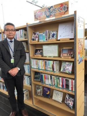 山口幸三郎文庫の利用を呼び掛ける黒田図書館長