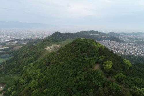 【唐山城跡　手前が井野山にあった東城で、奥が西城】