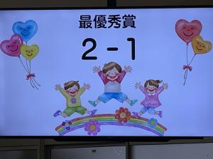 ３