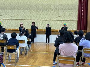 ４