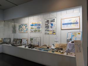 昆虫化石岩石展右側