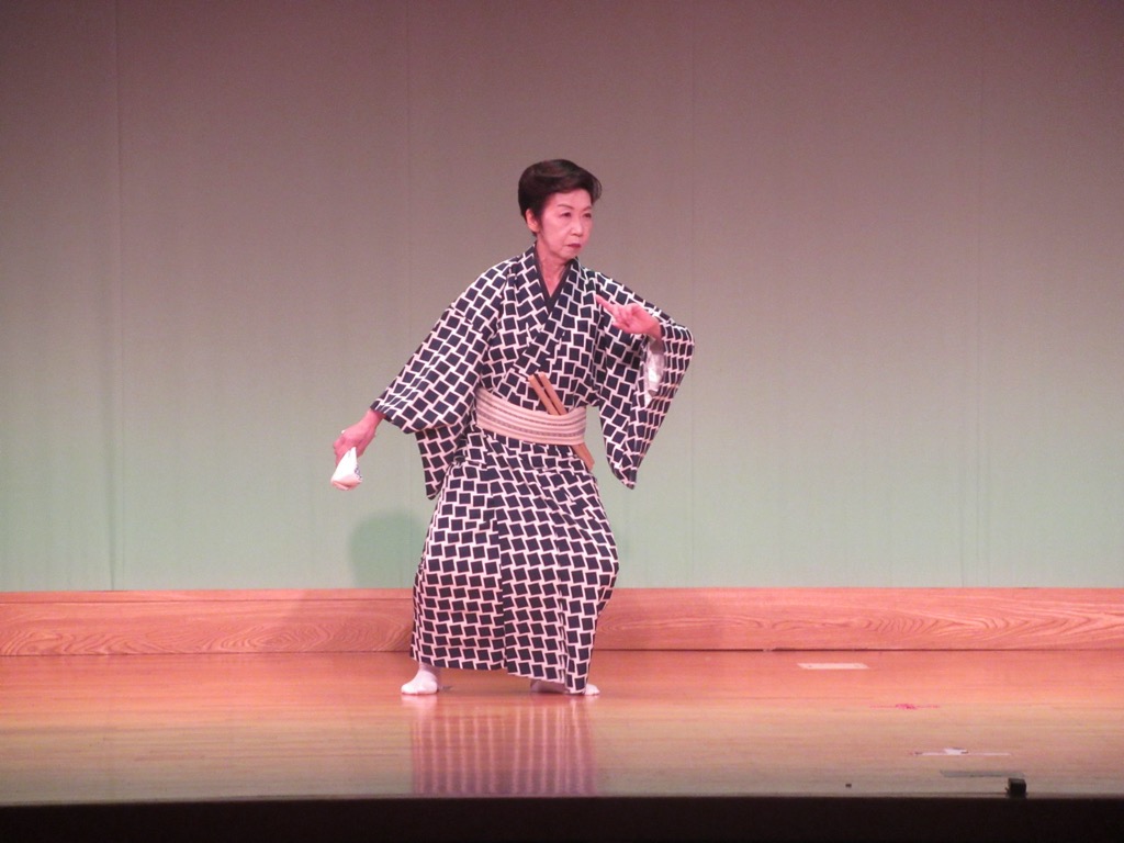 昨年度の舞台発表の様子（日本舞踊）