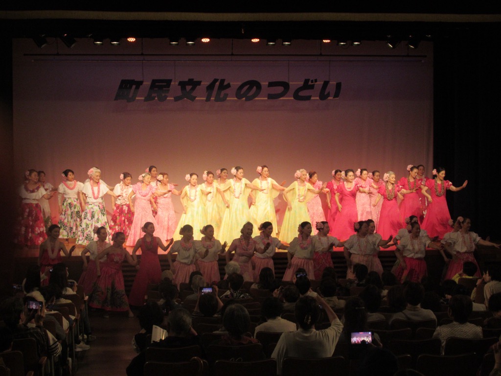 昨年度の舞台発表の様子（フラダンス）