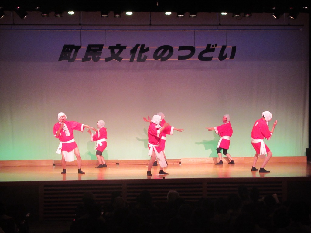 昨年度の舞台発表の様子（ひょっとこ踊り）