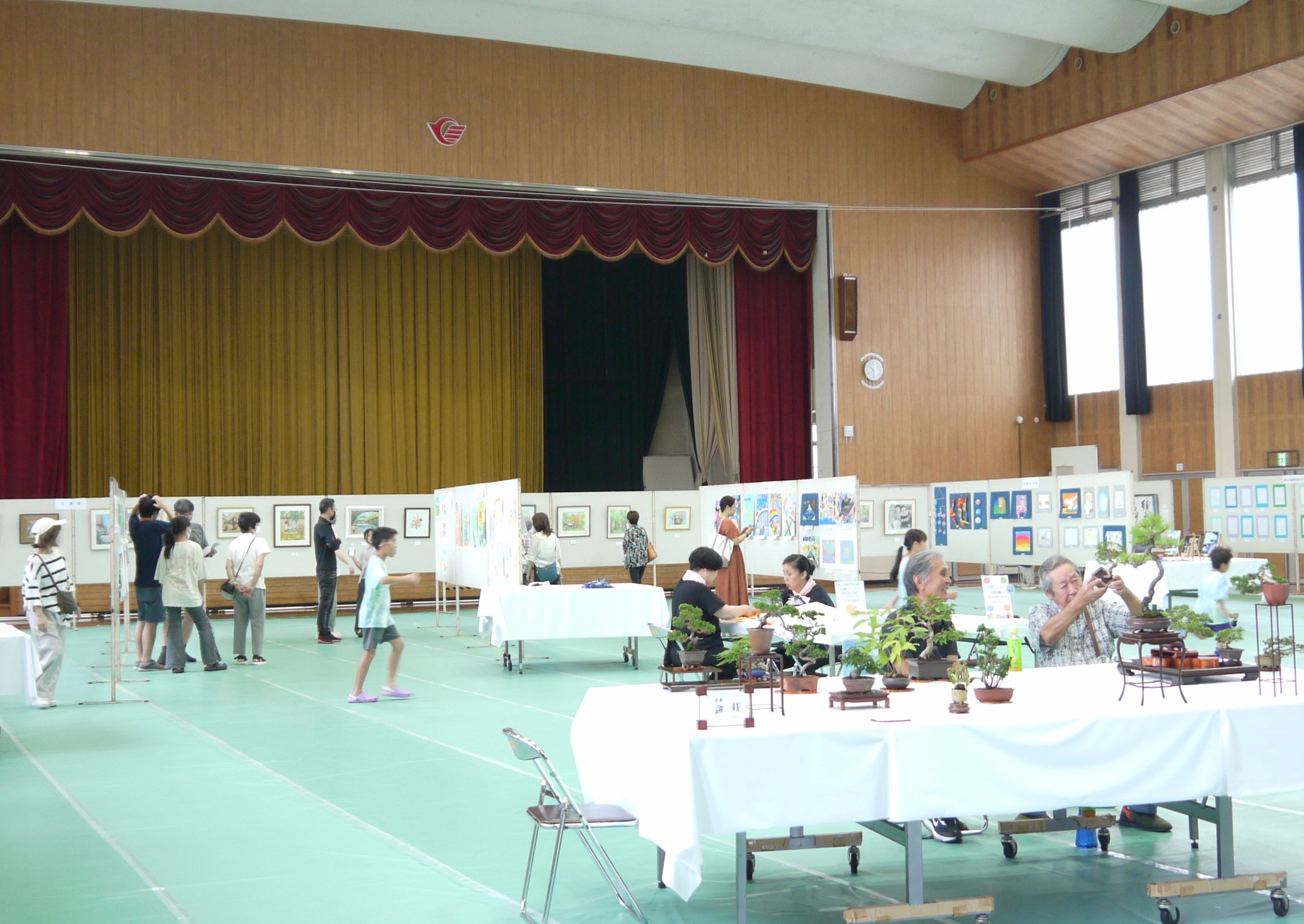 町のこどもや文化愛好者など多数の来場者が訪れ、展示会場が賑わう様子（27日）