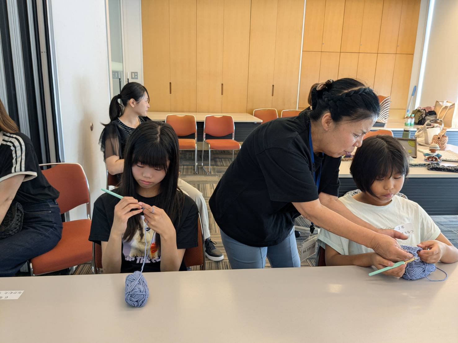 夏休み体験学習の様子（かぎ針編み教室）