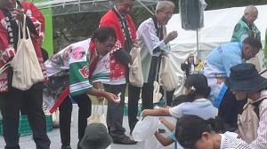 毎年大盛況の祝い餅まき