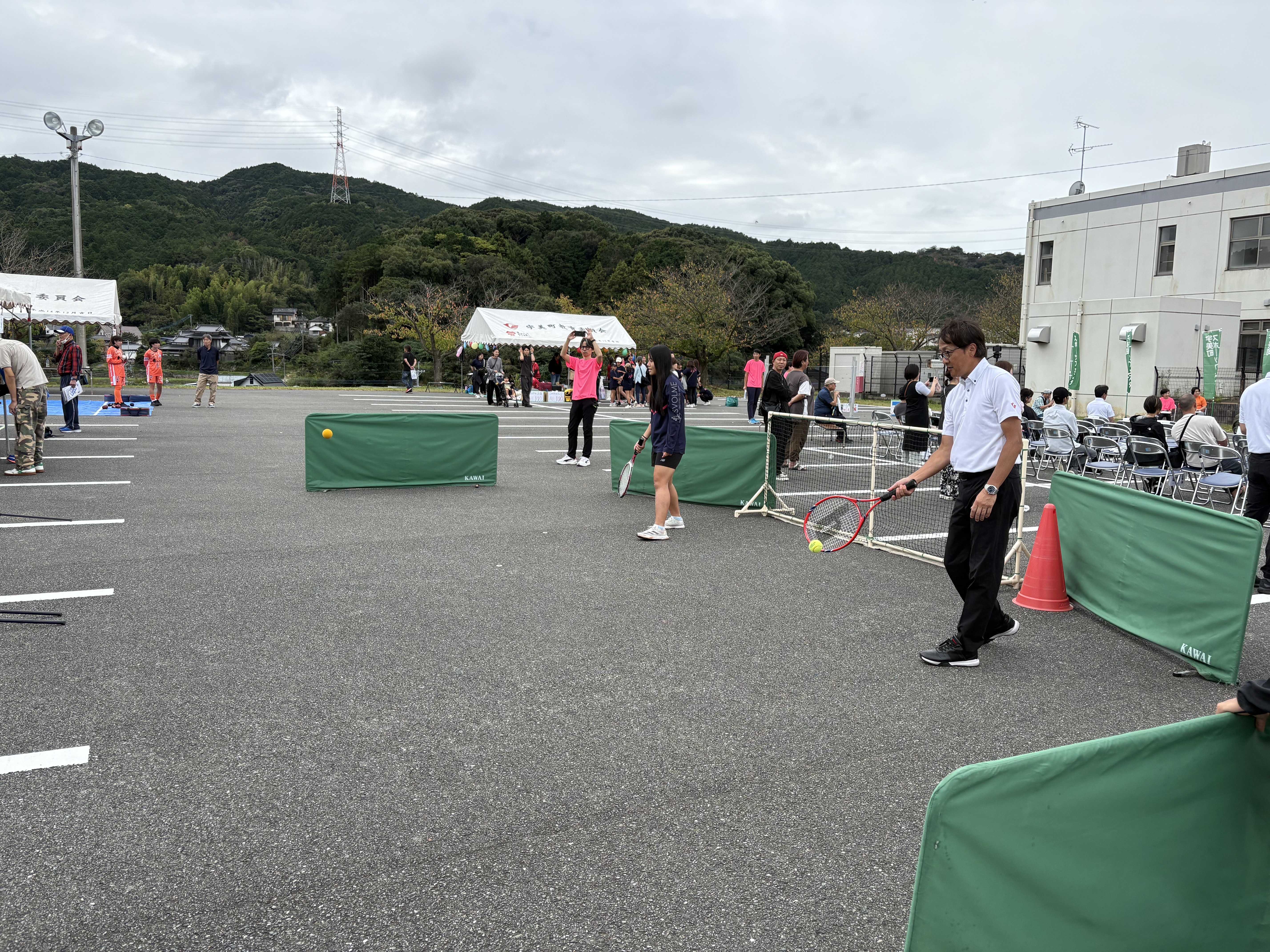 テニス体験を楽しむ町長