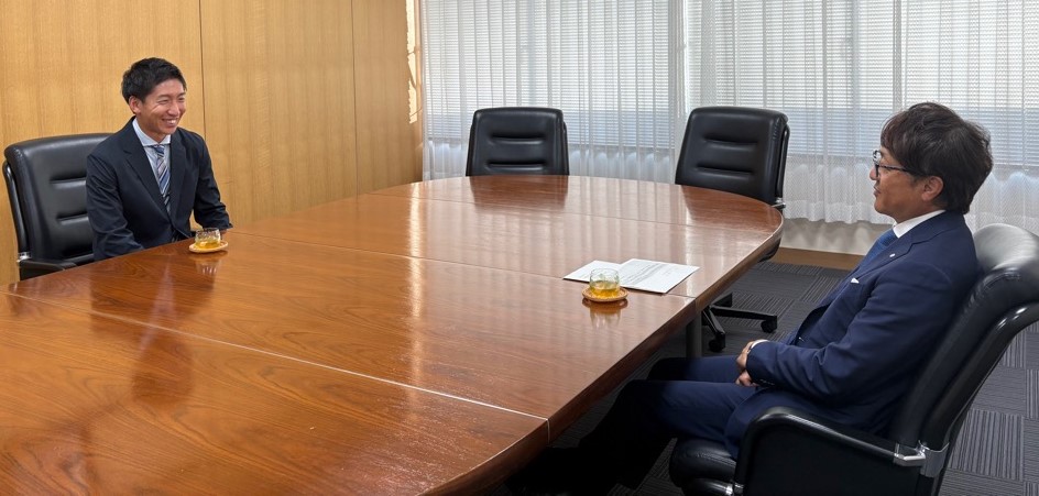 松尾さんと町長が楽しそうに話している様子