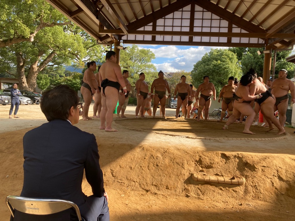 慶子を拝見する安川町長