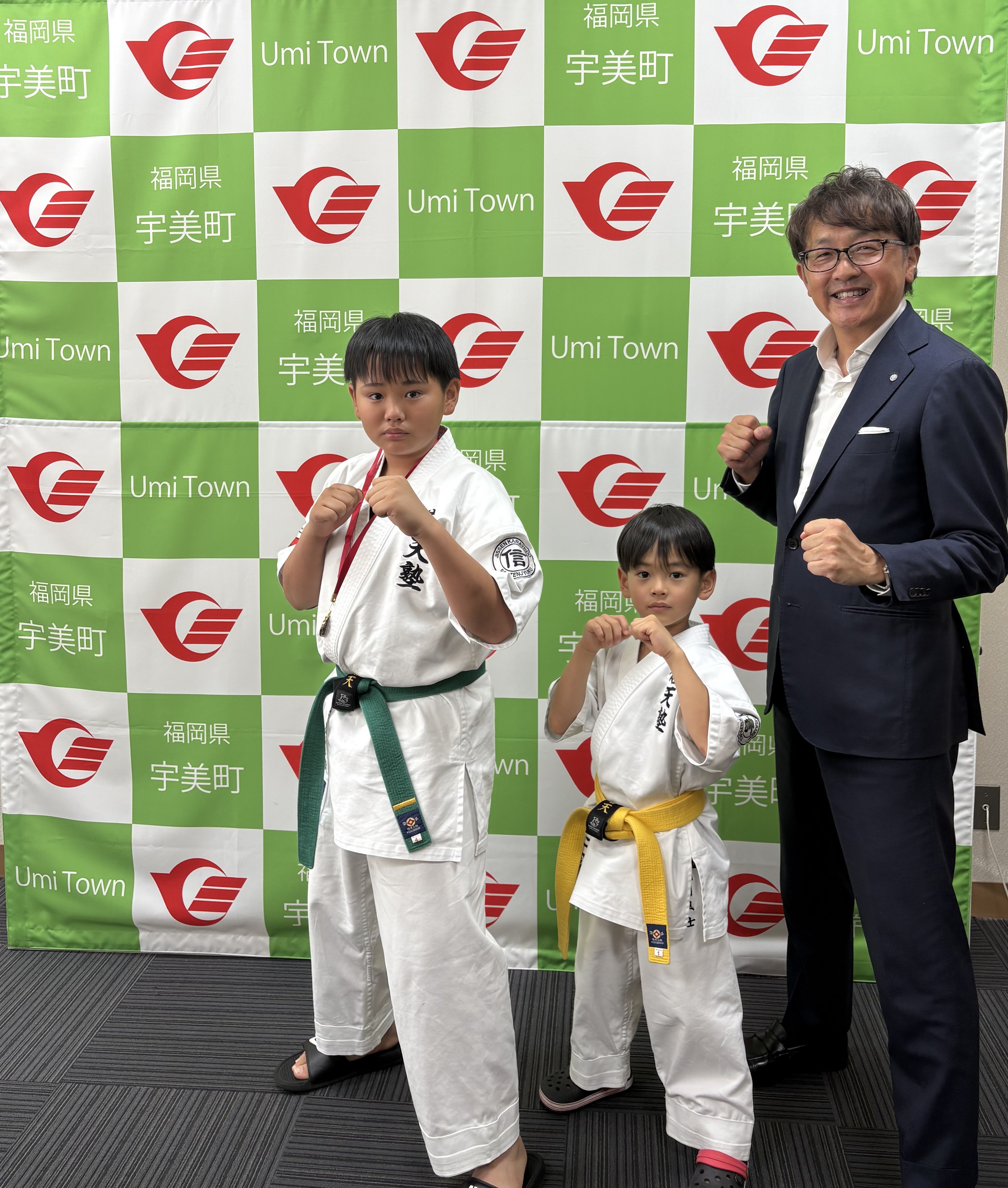 空手の構えで集合写真