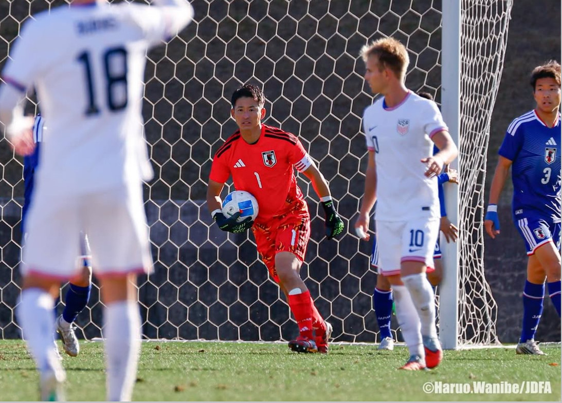 ボールを持ち前線を見据える松元選手