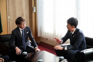 町長とアビスパ福岡金監督の対談の様子