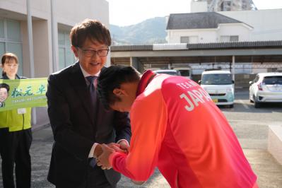 松元選手が町長に握手している写真