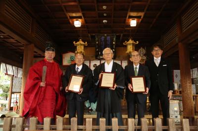 国登録文化財登録証をお渡ししました