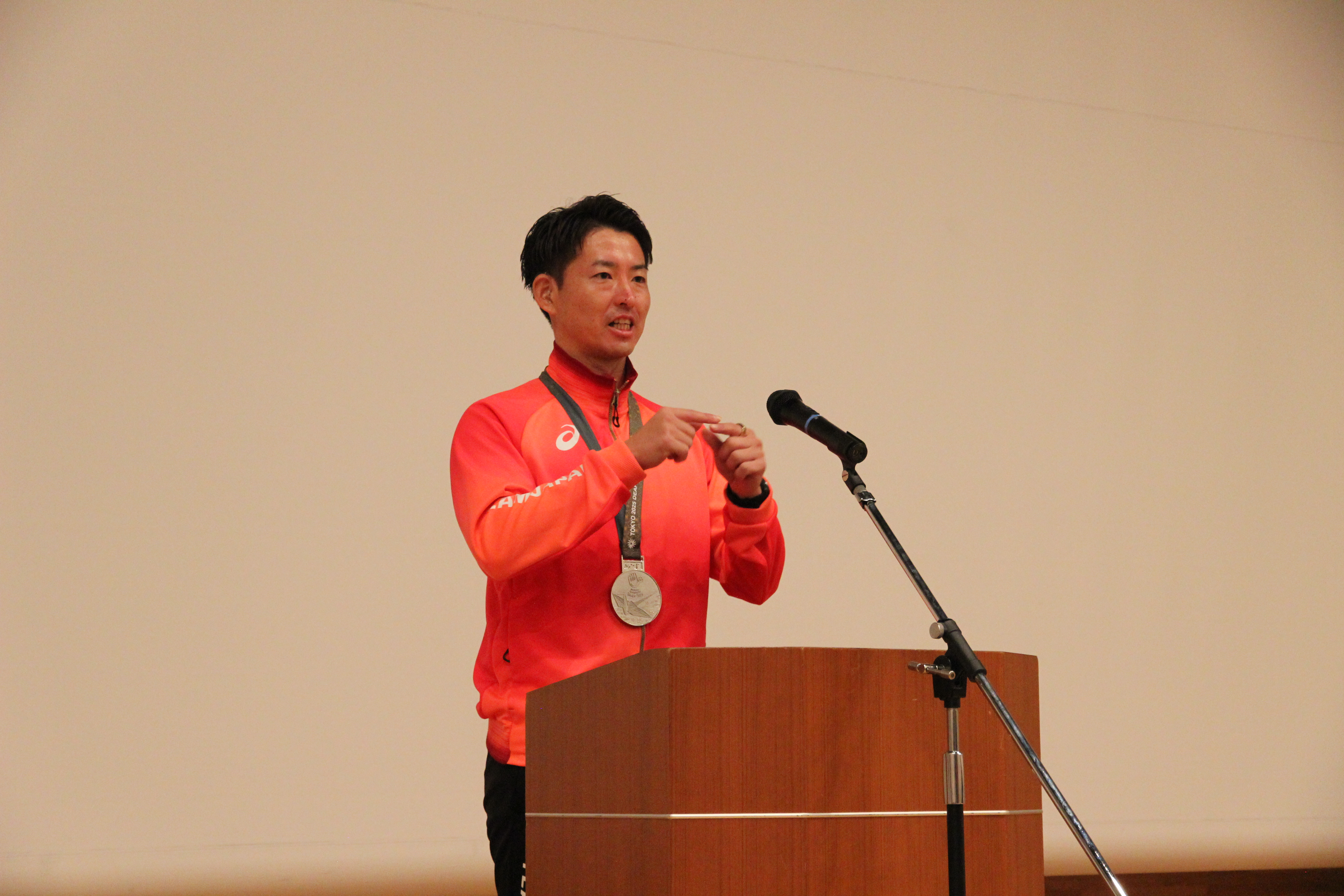 にこやかにスピーチをする松元卓巳選手