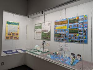 町内の学校の図書館教育の取組展示　左