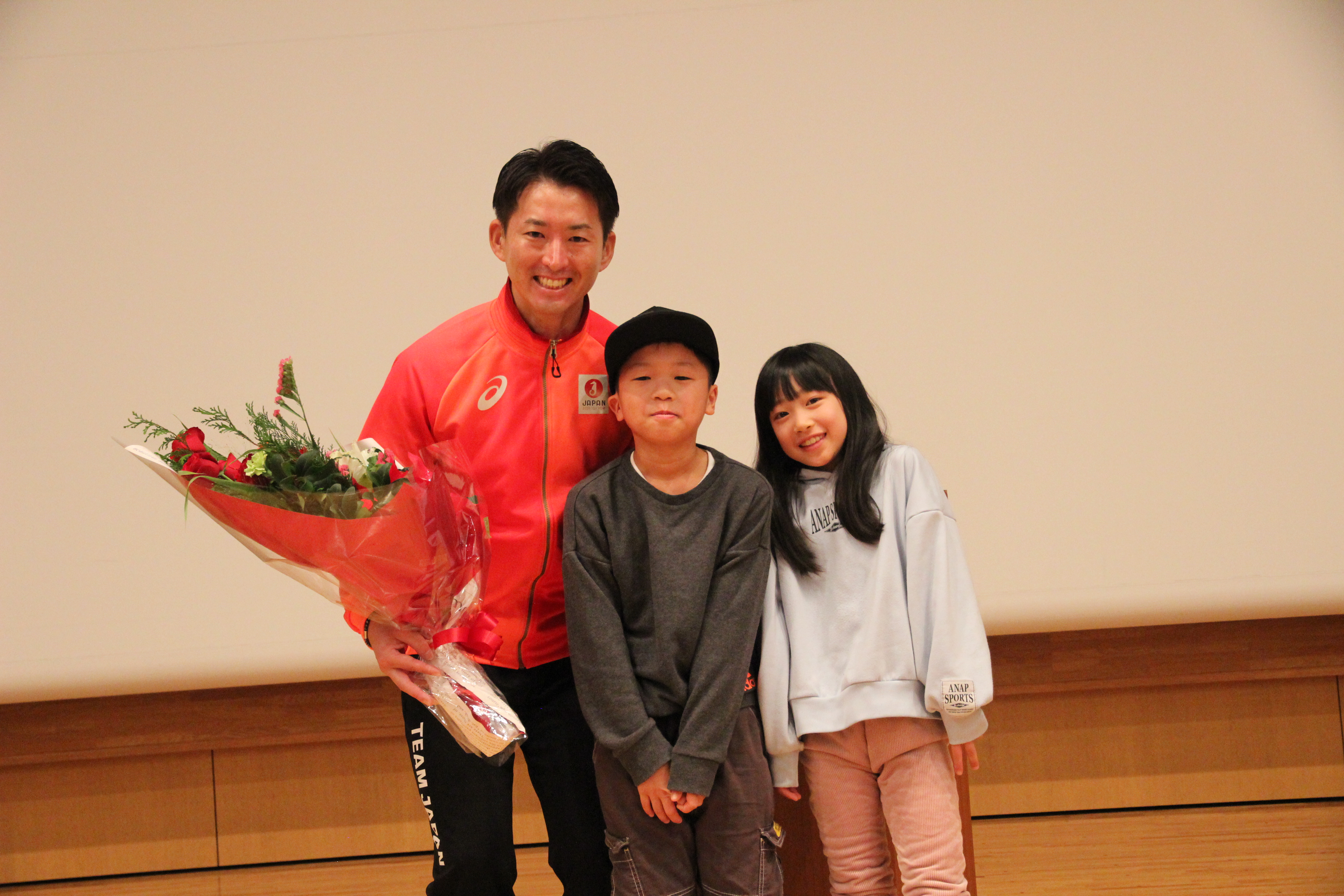 町民を代表して花束を贈呈した町のこどもと松元選手