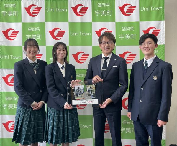 書道部・写真部生徒と記念撮影