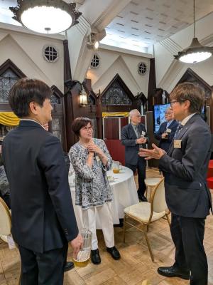 町長と会員様の歓談の様子