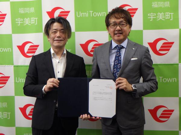 都市計画審議会の答申書受領の様子