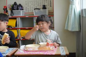 給食の様子①