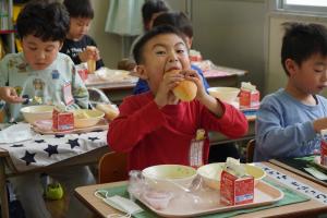 給食の様子②