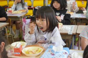 給食の様子③