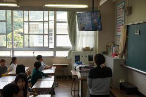 学級で放送を見る