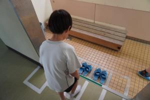 1年生スリッパ並べ
