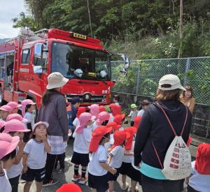 消防車とこどもたち