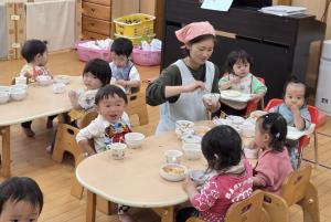 1歳児の給食の時間