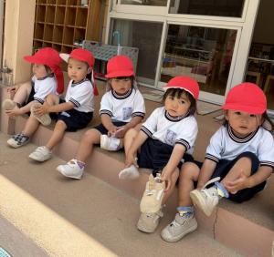 靴を履く2歳児さん