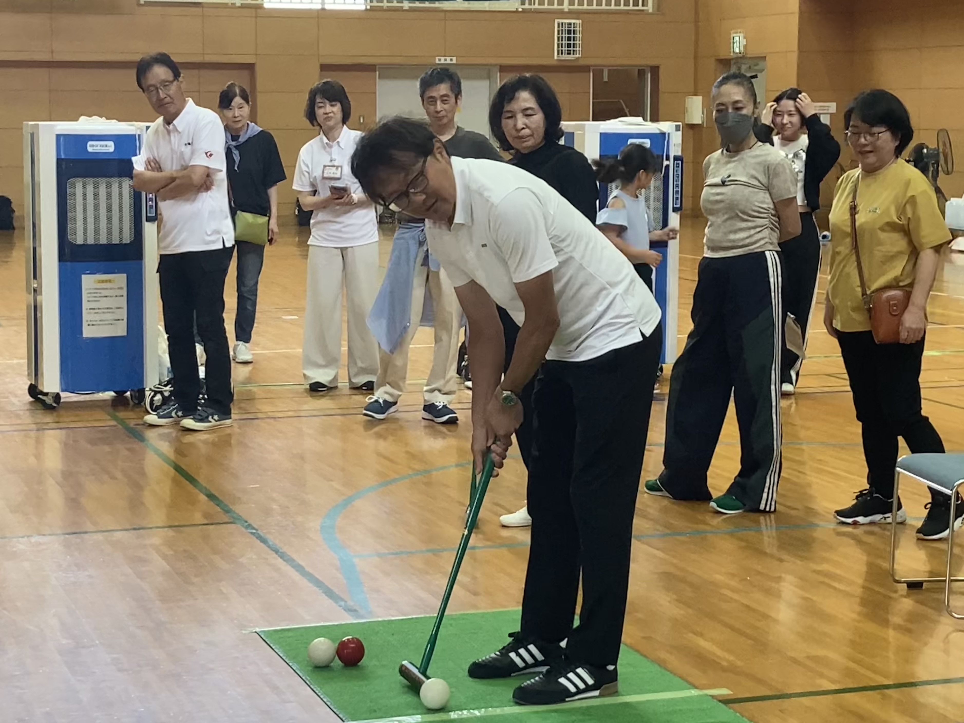 スカットボールを楽しむ町長