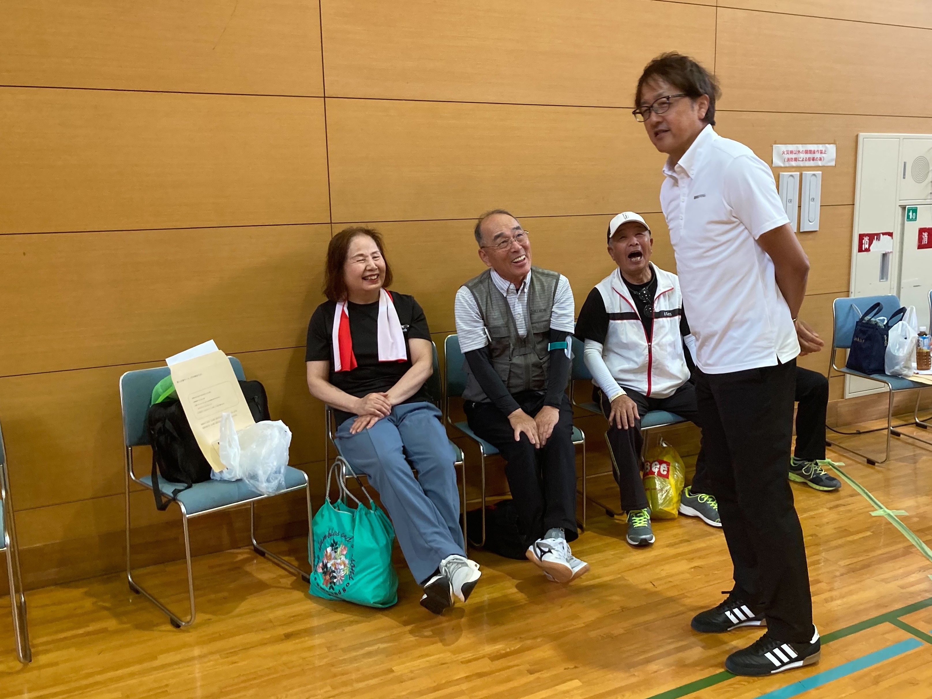 参加者と談笑する町長