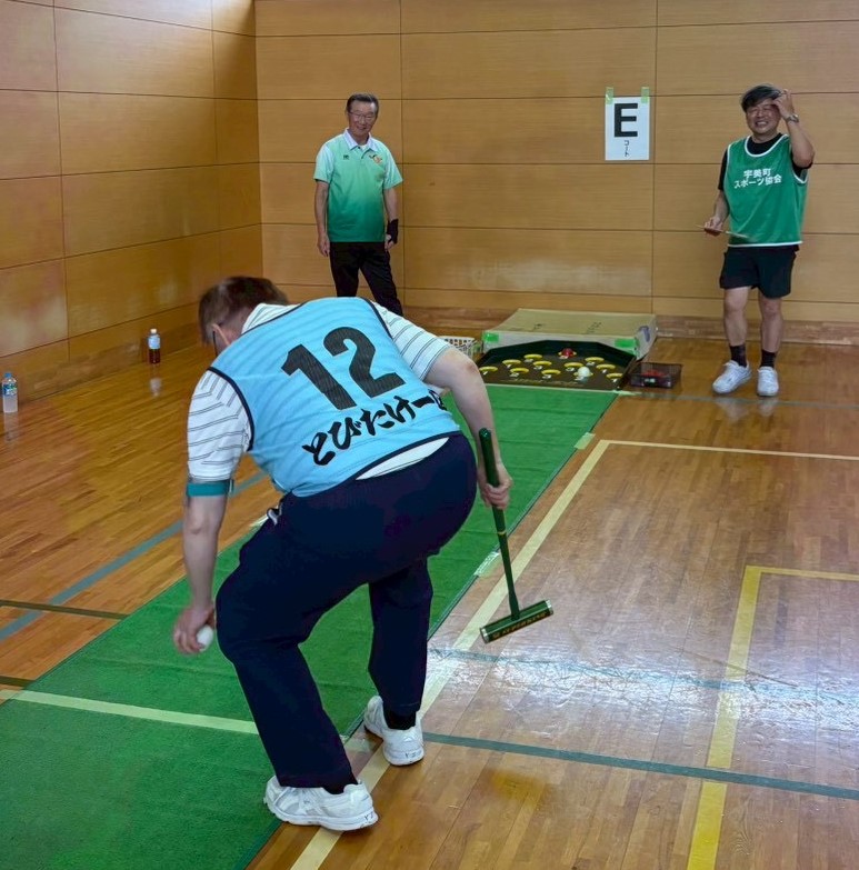 軽スポーツ大会でスカットボールの審判を務めた兒島委員