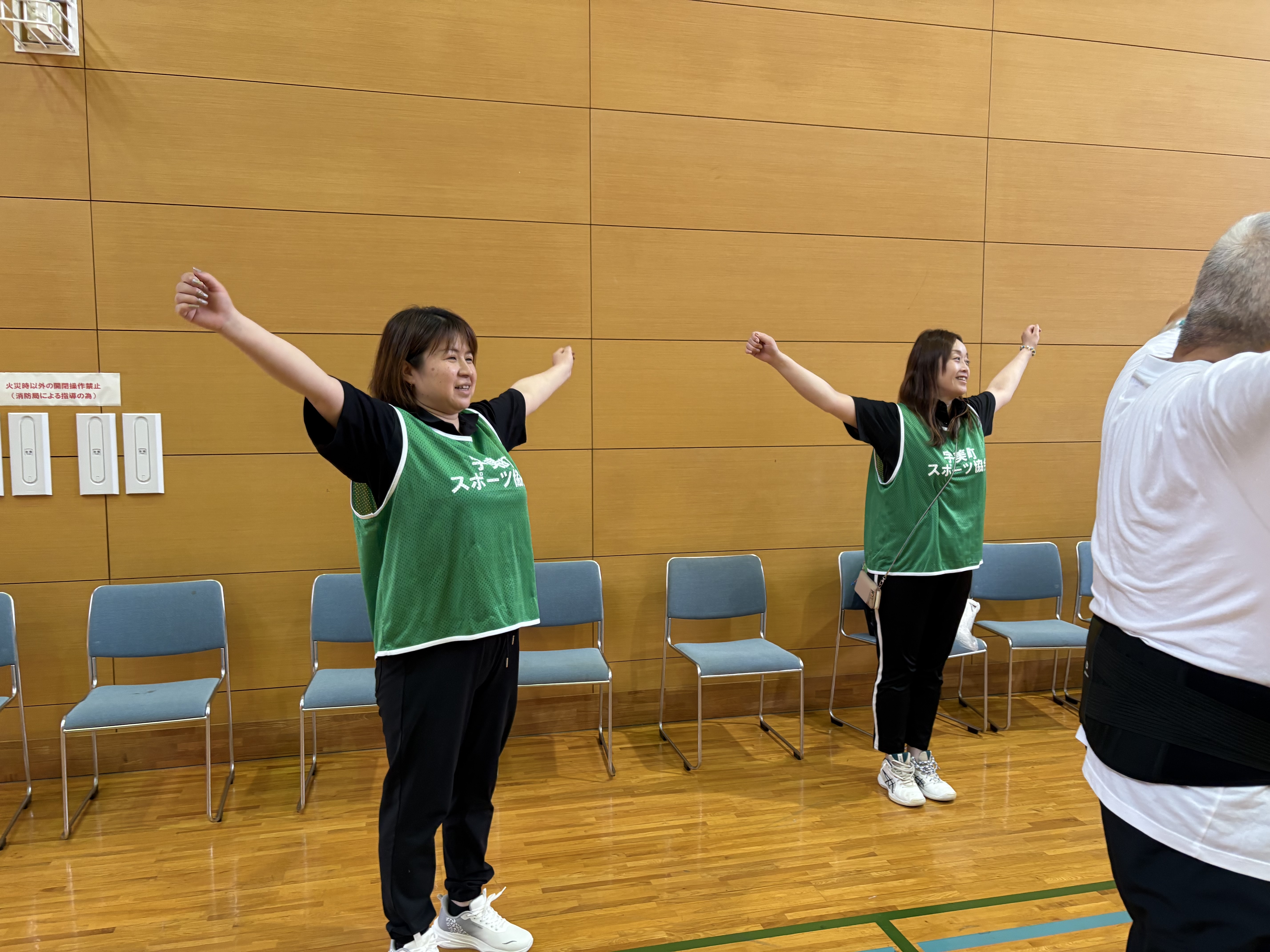 軽スポーツ大会でラジオ体操を行う長浜委員と林委員