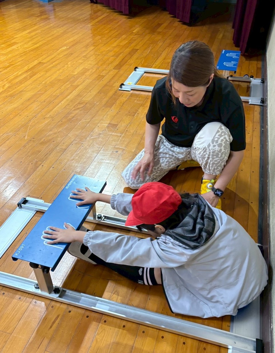 桜原小学校で長座体前屈の測定をする富田委員
