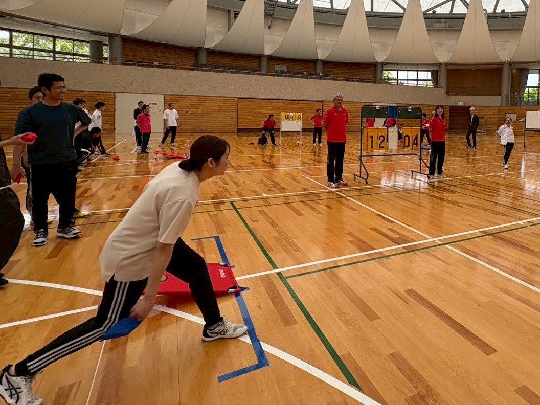 コーンホール体験を行う松田委員