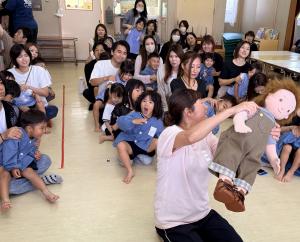 4歳児並んでふれあい遊び