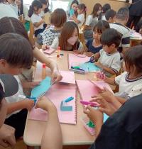 4歳児はさみを使い制作