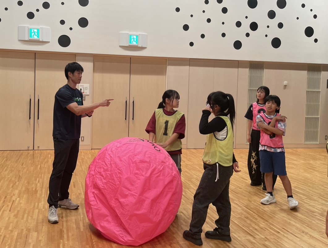 ジュニア・リーダーにキンボールを指導する秦委員