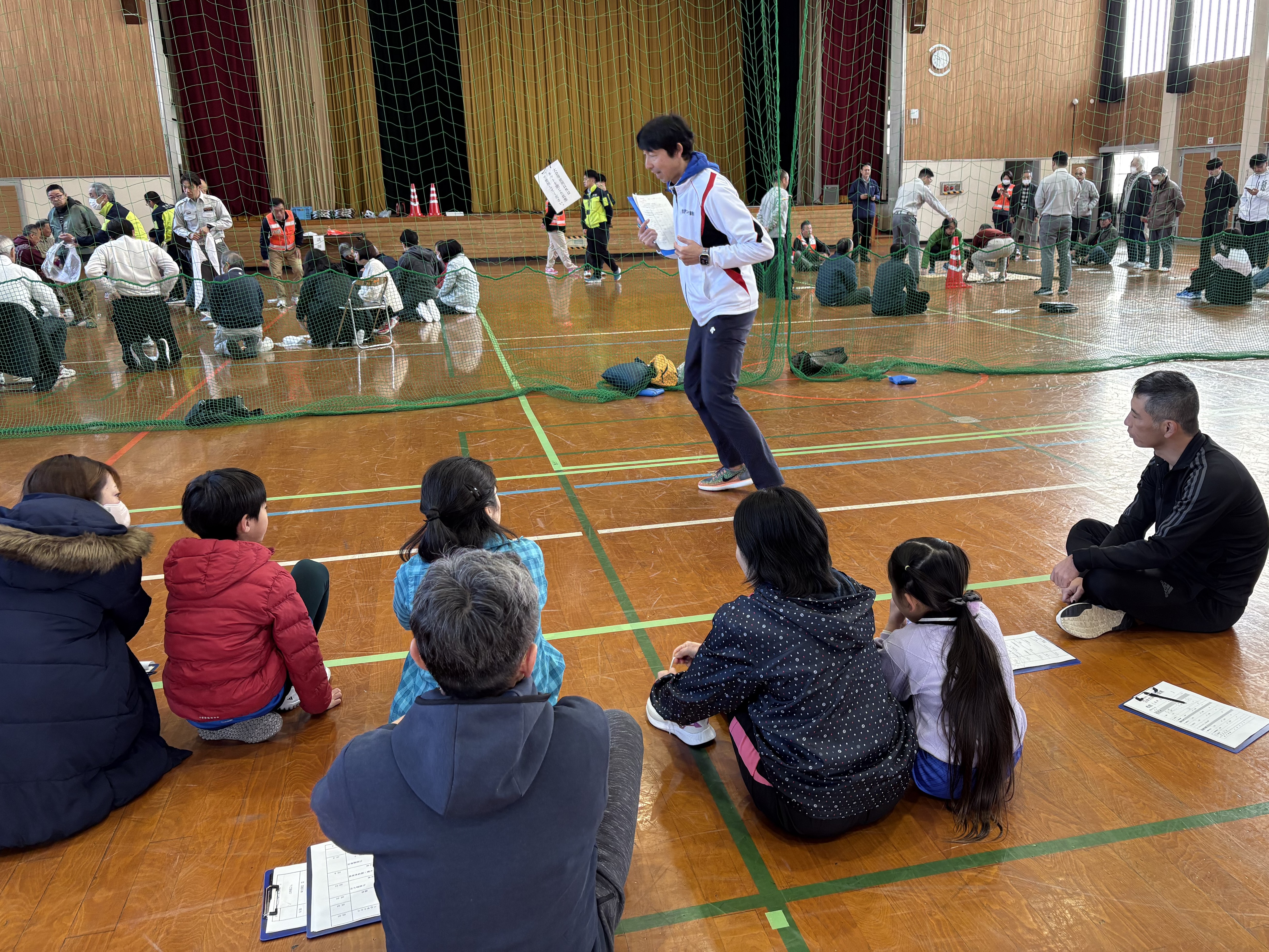 反復横跳びの実演を行う藤木委員