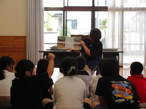 絵本の読み聞かせ『このあいだになにがあった？』の写真