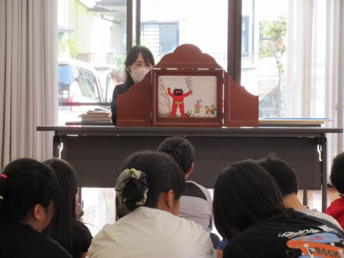 紙芝居『障子岳の鬼』の読み聞かせ