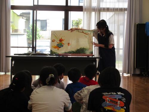 大型絵本『ともだちや』の読み聞かせ