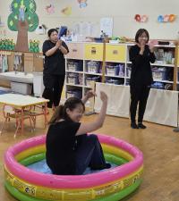 ビニールプールで危険なことを実演