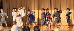 ステージでのダンス1ステージで3
