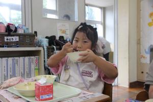 給食を食べている様子